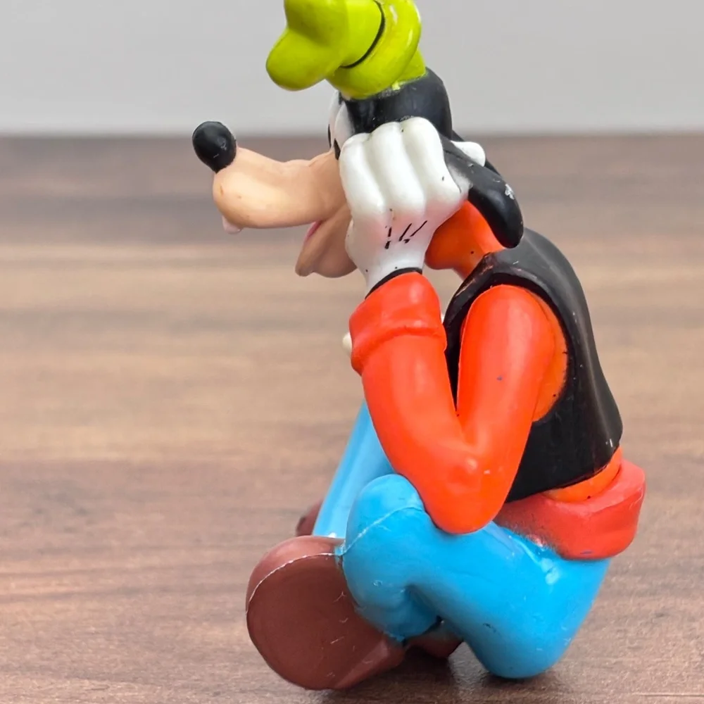 DISNEY Toy Figure GOOFY Sitting Cross Legged Thinking Cake Topper PVC 3.25